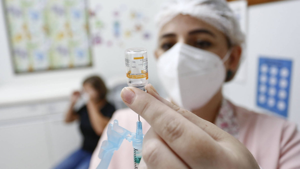 Dois terços do Paraná romperam a barreira de 20% da população vacinada