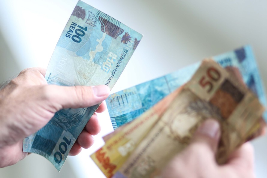 Promulgada lei que define salário mínimo em R$ 1.100