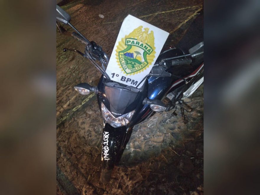 PM localiza moto furtada em matagal e prende jovem de 25 anos em PG