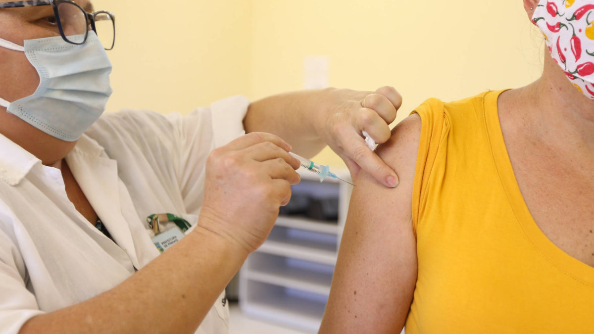 Com novos grupos e diálogo, Paraná deve acelerar imunização contra Covid-19