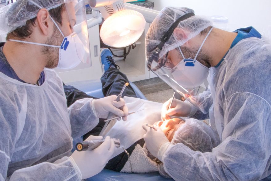 Curso de Odontologia retorna às atividades na UEPG e já soma mais de 3,5 mil atendimentos