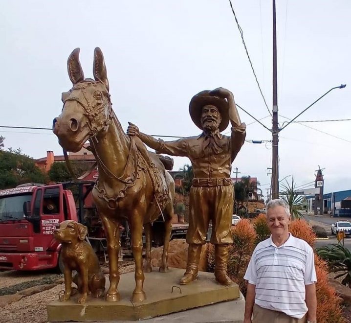 Avenida dos Pioneiros, em Carambeí, ganha ‘Monumento dos Tropeiros’