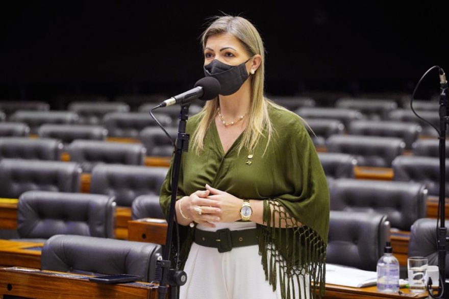 Aline Sleutjes comemora sanção do PL que permite fabricar 400 milhões de vacinas em 90 dias no Brasil