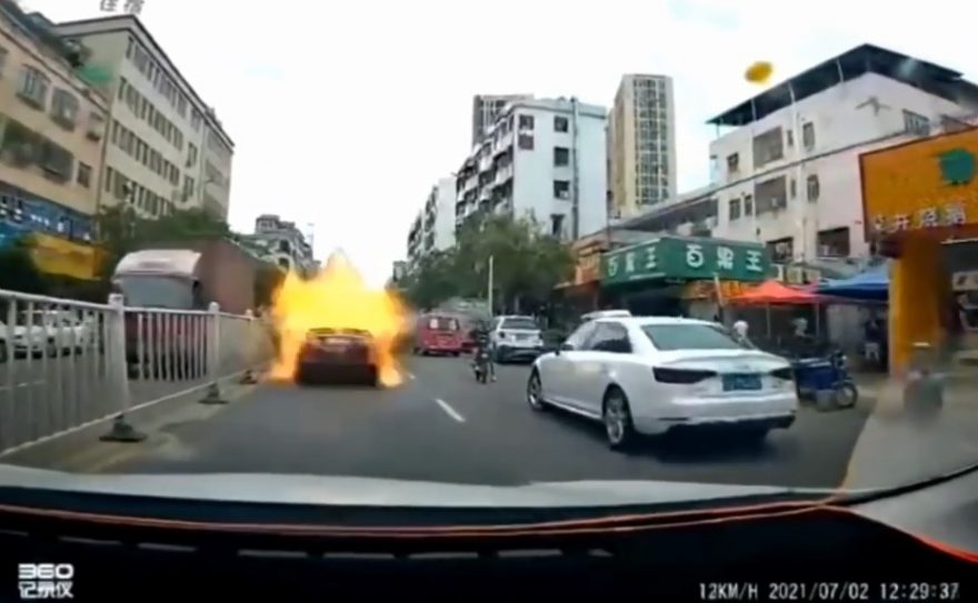 Câmera flagra momento em que carro explode no meio do trânsito; veja o vídeo