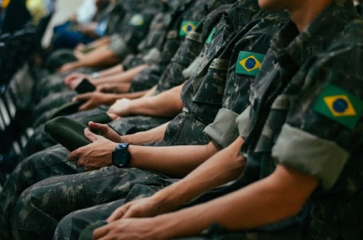 Maioria dos brasileiros são contra militares em eventos políticos, revela pesquisa