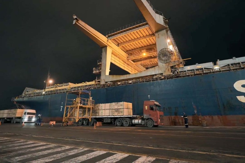 Após oito anos, madeira volta a ser embarcada direto no porão de navio no Porto de Paranaguá