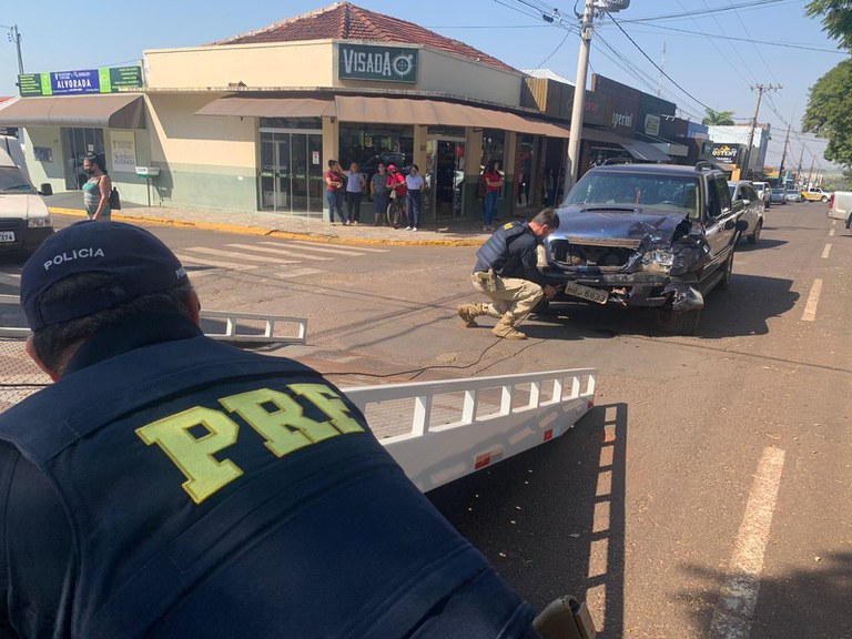 Homem foge de abordagem policial no Paraná, bate caminhonete roubada e é preso no Mato Grosso do Sul