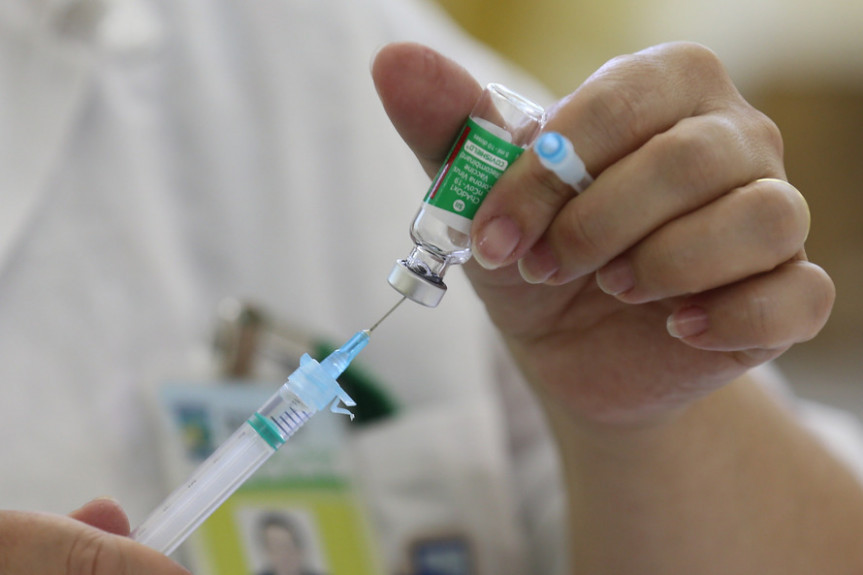 Lei em vigor no Paraná prevê multa de até R$ 57 mil para quem furar fila da vacinação contra a COVID-19