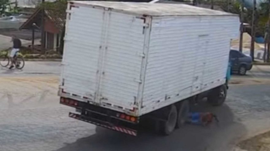 Vídeo: Mulher quase é atingida por roda de caminhão após atropelamento