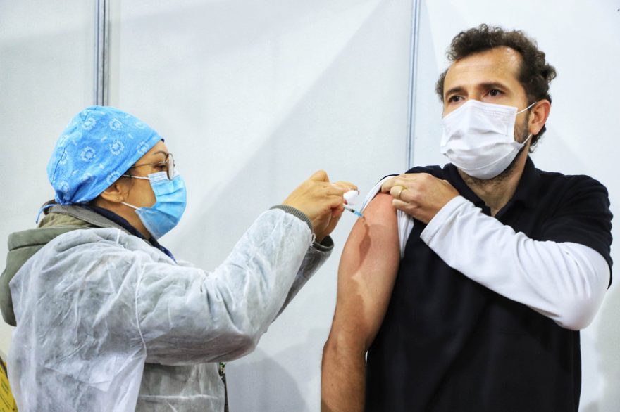 Paraná ultrapassa 8 milhões de doses aplicadas e se torna o terceiro estado que mais imunizou a população