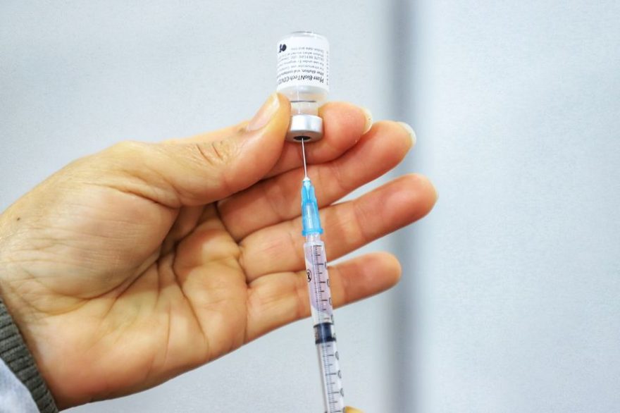 Servidora que furou fila de vacina da COVID-19 é demitida por Prefeitura do Paraná