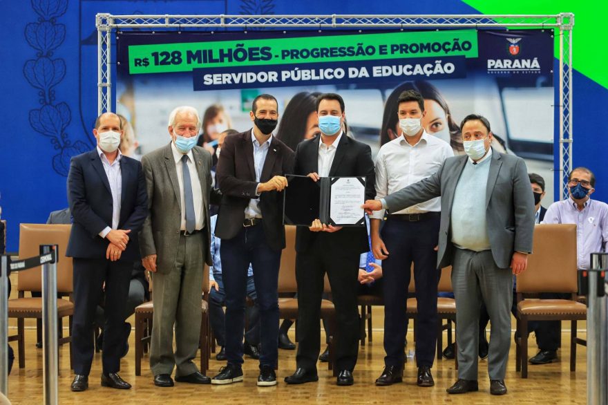 Governo do Paraná autoriza pagamento de promoções e progressões de servidores da educação