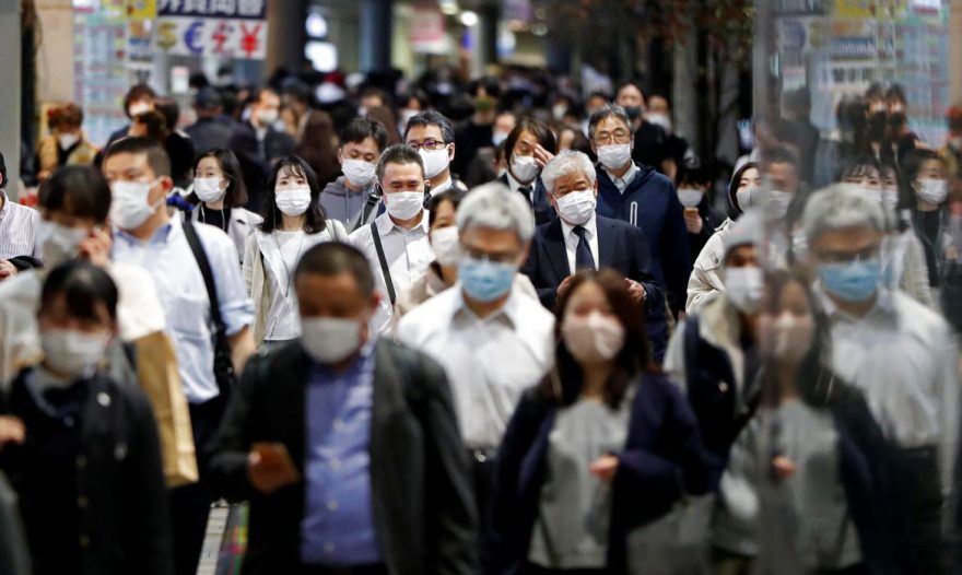 Japão amplia restrições após disparada de casos de COVID-19