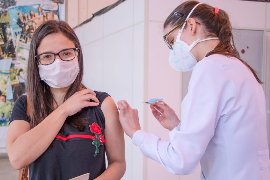 Estudantes da área da saúde da UEPG recebem segunda dose da vacina contra COVID-19