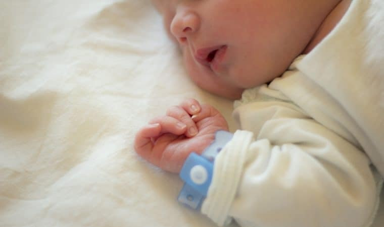 Indolor, rápido e eficaz, teste da bochechinha é considerado o mais abrangente da triagem neonatal