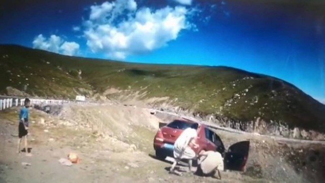 Vídeo: Carro cai em penhasco com uma pessoa a bordo enquanto família observa paisagem; assista