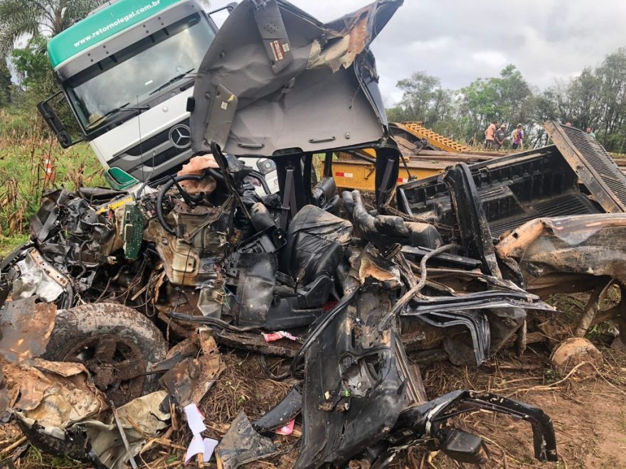 Acidente grave entre caminhão e caminhonete deixa dois mortos na BR-277
