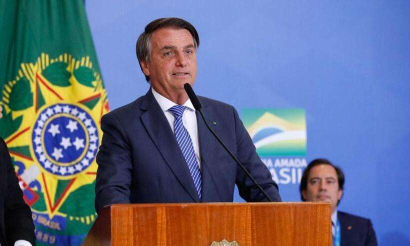Bolsonaro assina decreto que aumenta IOF para custear Auxílio Brasil