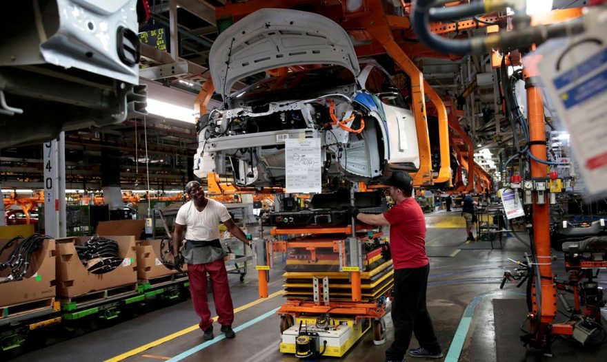 Produção industrial recua 1,3% em julho, afirma IBGE