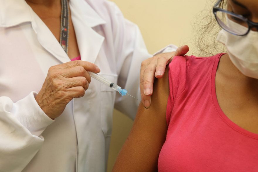Brasil atinge 40% da população completamente vacinada contra COVID-19
