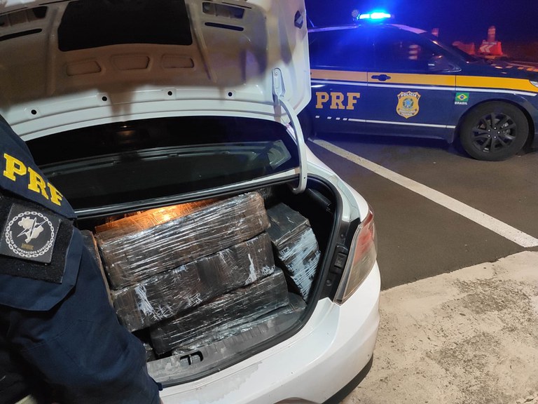 Quatro pessoas são presas com drogas e carro roubado em Prudentópolis