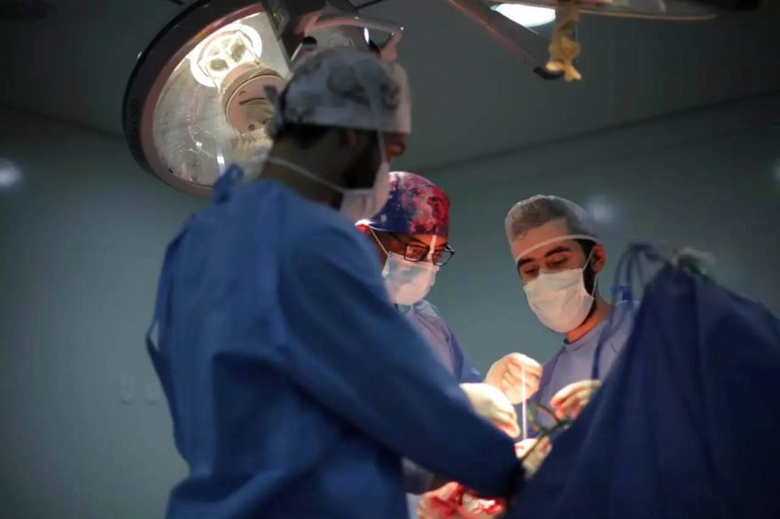 Hospital paranaense realiza cirurgia inédita de reconstrução de crânio com molde 3D