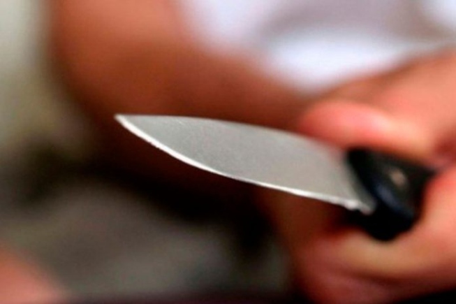 Homem ameaça esposa com faca, a expulsa de casa e acaba preso em PG