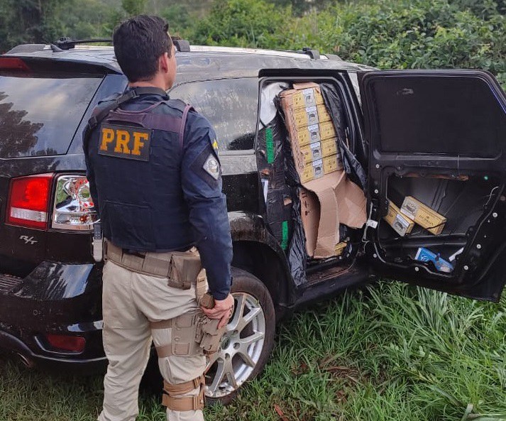 Após perseguição, PRF apreende 25 mil maços de cigarros em carro roubado no Paraná