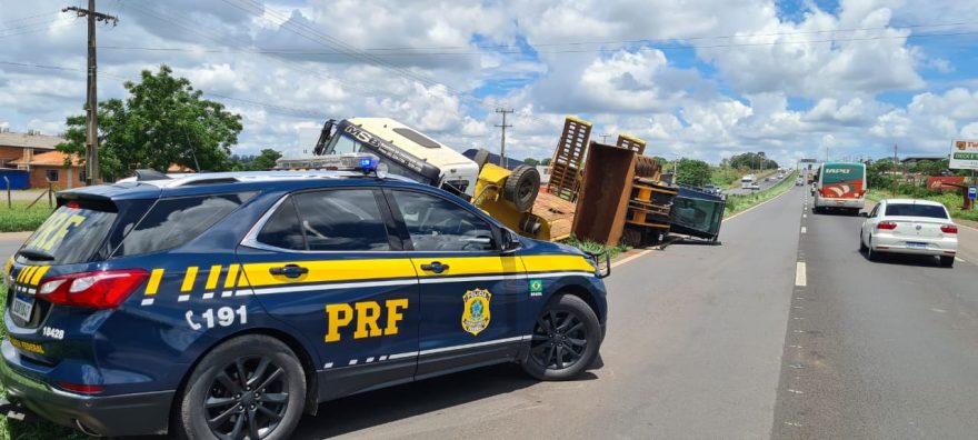 Caminhão tomba em Ponta Grossa e mobiliza Polícia Rodoviária Federal