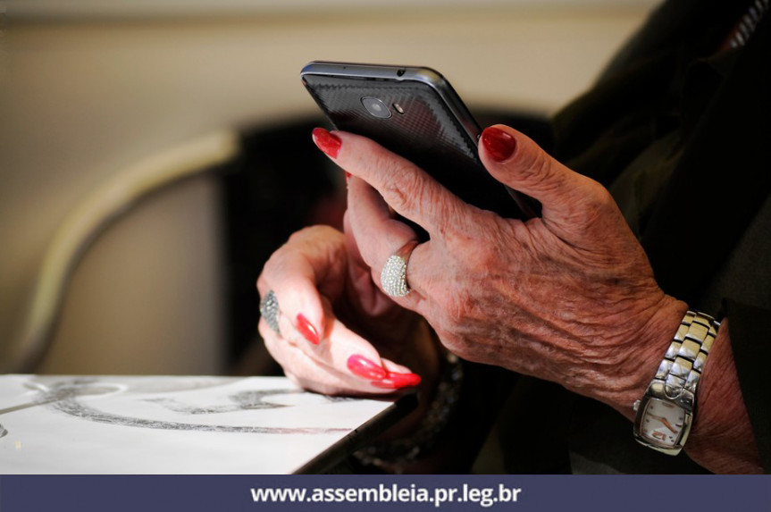 Empréstimo por telefone é proibido para aposentados do Paraná