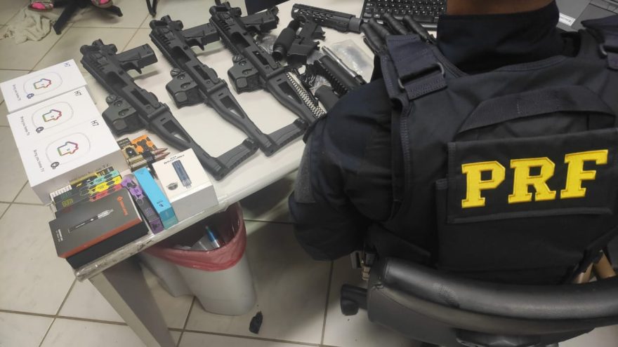 Mãe e filho são presos por tráfico internacional de armas no Paraná