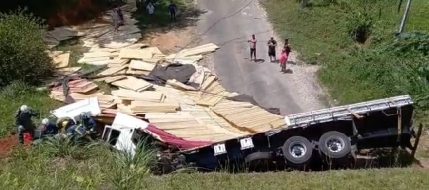 No Paraná, caminhão cai de viaduto e motorista é socorrido em estado gravíssimo