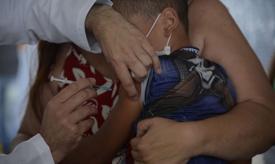 Mais de 57 mil crianças e adolescentes receberam vacina errada contra Covid-19