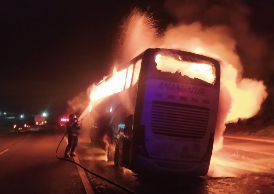 Ônibus com 32 passageiros pega fogo em rodovia paranaense