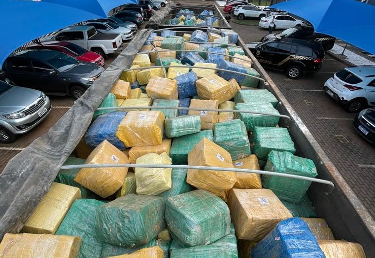 No Paraná, Polícia Federal apreende 20 toneladas de maconha escondidas em bitrem