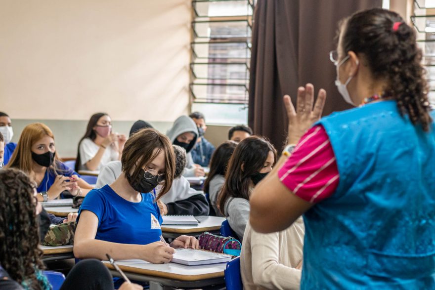 Mais de 2 mil colégios estaduais retomam aulas presenciais no Paraná