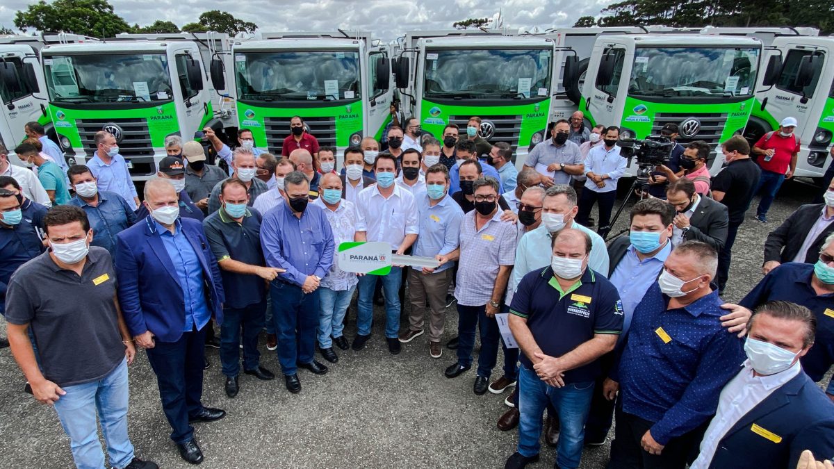 Governador entrega 63 caminhões para reforçar ações ambientais nos municípios