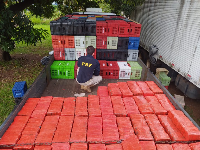 PRF apreende quase 2 toneladas de maconha no Paraná