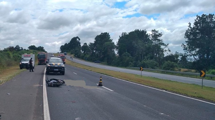 Motociclista morre após colidir contra caminhão na BR-376
