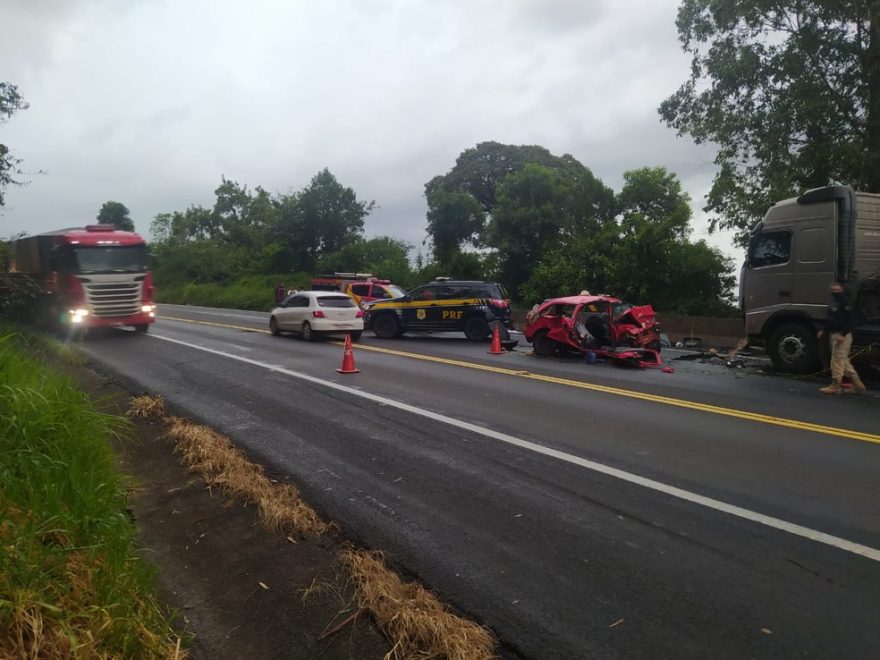 Três pessoas morrem em acidente entre carro e caminhão em rodovia dos Campos Gerais