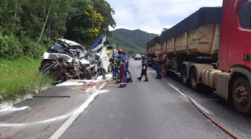 Acidente com quatro caminhões mata motorista na BR-277