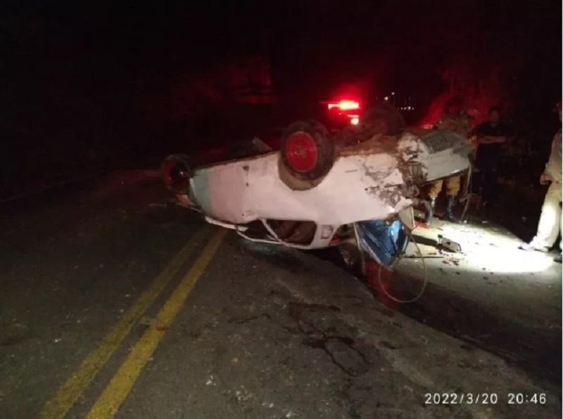 Capotamento em rodovia nos Campos Gerais deixa um morto e três pessoas feridas