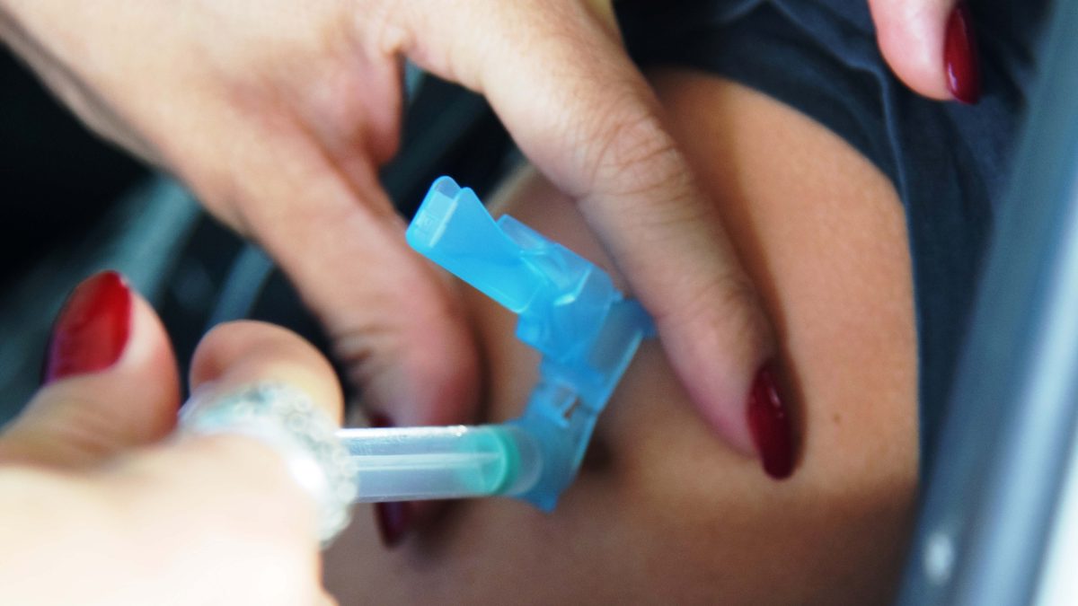 Mais de meio milhão de vacinas contra a gripe já foram aplicadas no Paraná
