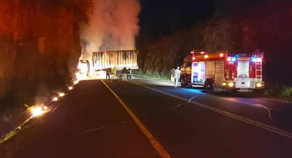 Veículo colide contra caminhão incendiado por criminosos na BR-277 em Guarapuava
