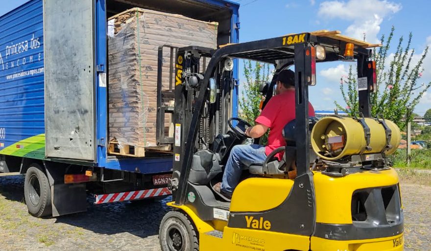 Princesa dos Campos já transportou cerca de 60 toneladas de materiais para incentivar leitura grátis