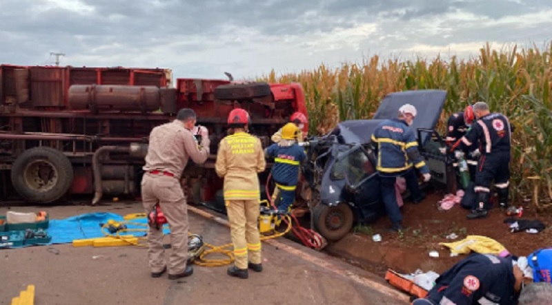 No Paraná, caminhão passa por cima de carro e deixa família ferida