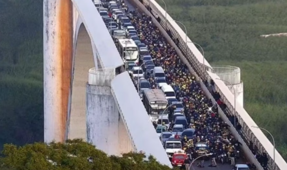 Acidente envolvendo mototaxistas causa congestionamento na Ponte da Amizade