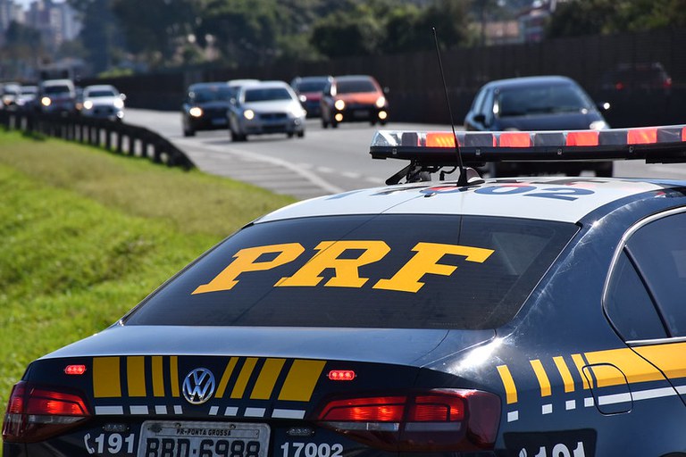 Em Ponta Grossa, PRF presta primeiros socorros à pessoa com sinais de engasgamento