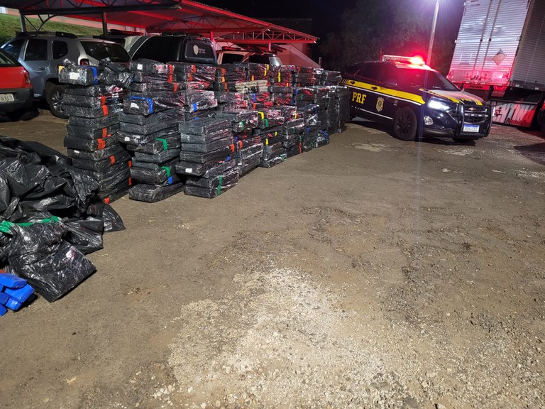 No Paraná, PRF apreende quase 4 toneladas de maconha em falso caminhão-tanque