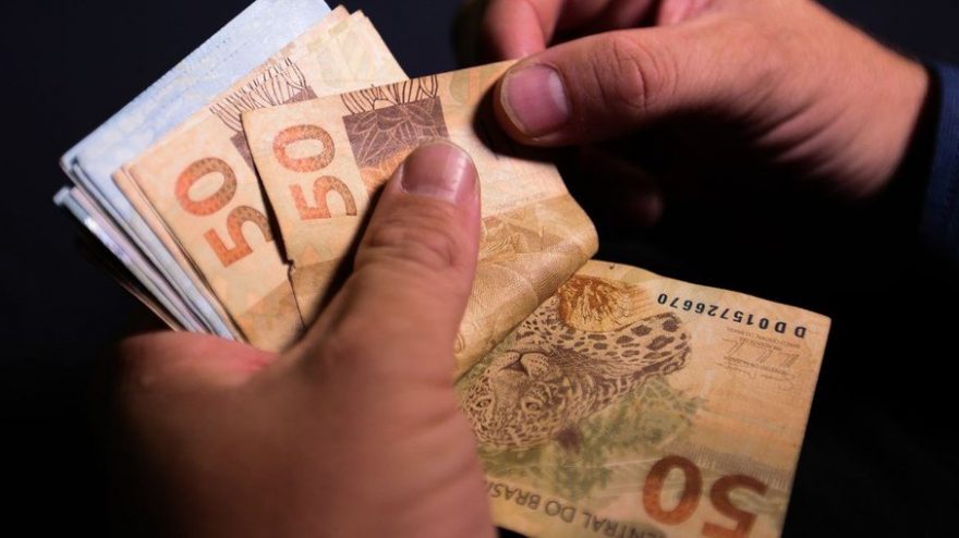 Brasileiros pagaram quase R$ 2,9 trilhões em impostos em 2022
